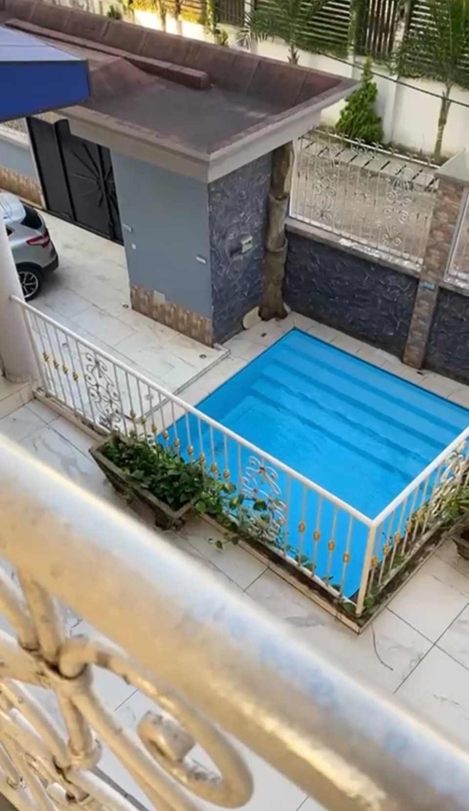 Piscine de l’immeuble — actuellement hors service